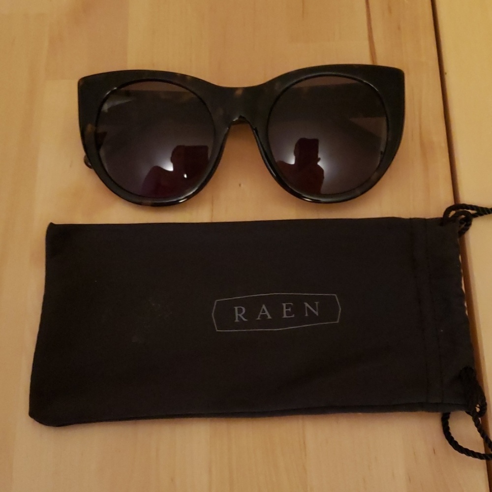 Raen Durante Chunky Cat-Eye Sunglasses